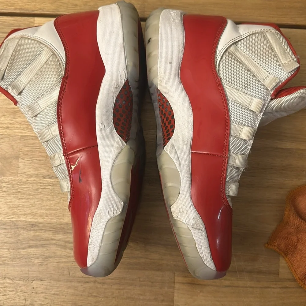 JORDAN 11 retro cherry red